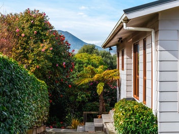 Stylish & Spacious - Lake Views, Prime Spot!