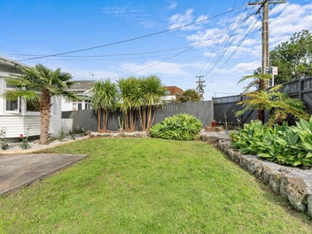 Affordable Character in the heart of Greenlane!