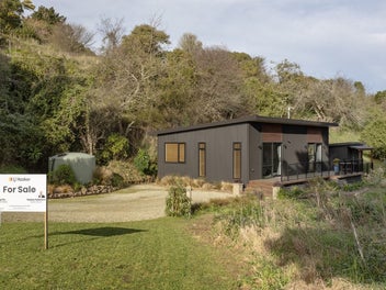 MOERAKI HOLIDAY OR HOME