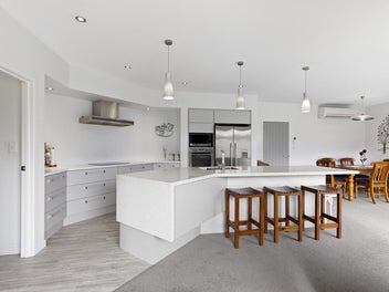 Lifestyle, Space & Serious Garaging!