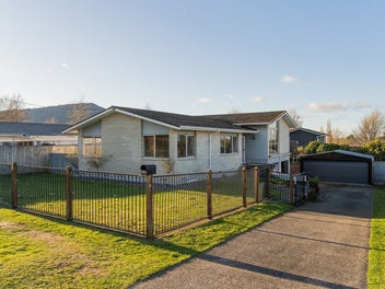 Growing Family Living & Stunning Mountain Views
