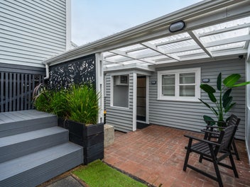 STYLISH MODERN LIVING + BONUS INCOME!