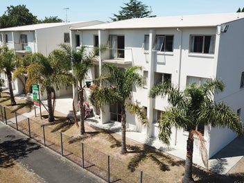 Image 1 of 7