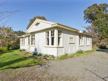 Iconic 200m2 Hill top Home on 1.4 Acres