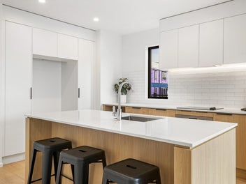 Bright elevated 4 bedroom terrace home