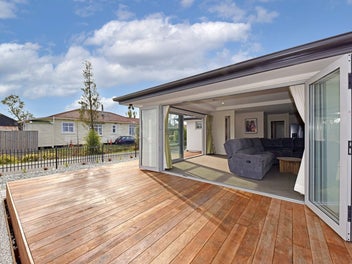 Sun-Filled, Stylish & Superbly Located