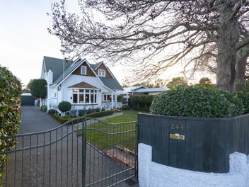 Eye-Catching Alfresco Family Entertainer