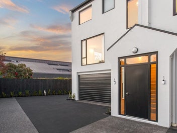 Bright & Brilliantly Positioned in Merivale