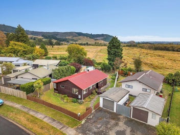Rural Views And A Short Stroll From The Lake