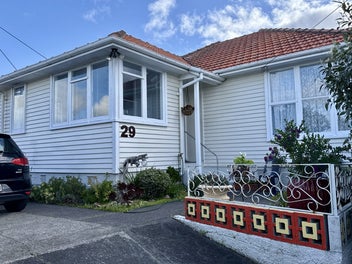 !! Cozy 3 Bed Home on Large Section !!