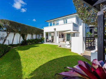 Golden Mile Family Living With Direct Beach Access