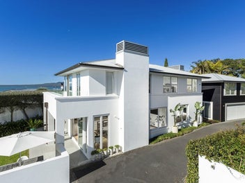 Golden Mile Family Living With Direct Beach Access
