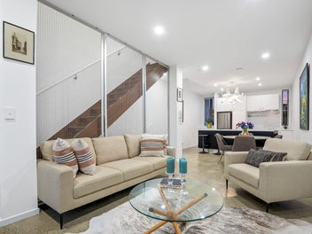 Stylish Two Level Apartment!Grammar Zone!