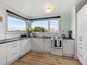 DOUBLE GLAZED AND DOWNRIGHT GOOD LOOKING!