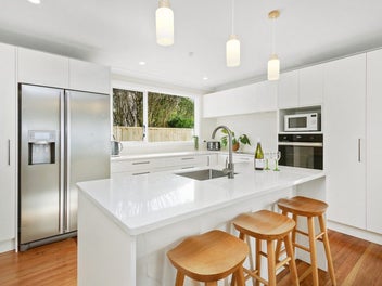 Single Level, Sunny & Smartly Presented!