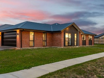 Stylish 3-Bedroom easy care family home