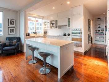EXECUTIVE 3 BEDROOMS & OFFICE & 3 CAR...