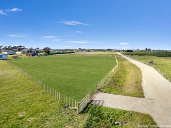 Last Lot! - Country charm, coastal calm