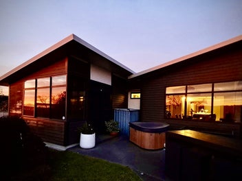 CONTEMPORARY LAKESIDE RETREAT