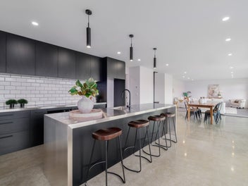Four bedrooms, office and more on four hectares