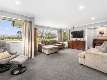 Riverside luxury - renovated to impress