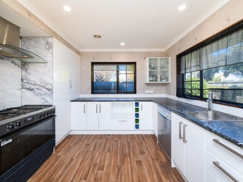 Stylish, sunny and city-side living