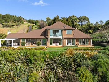 ELEGANT LIVING – EXPANSIVE VIEWS
