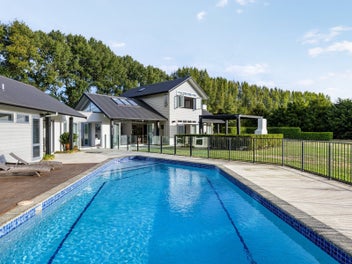 Rural elegance with the Pool and Shedding to suit!