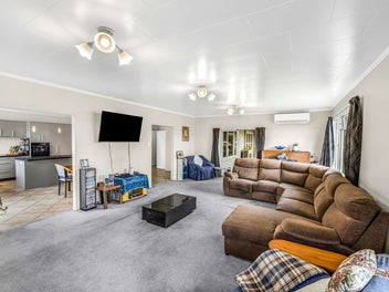 Supersized Family Retreat - Space, Style & Solar!