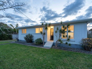 Modern, Sunny & Full Site!