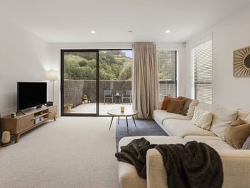 IMMACULATE SUNNY HOME ON THE CITY FRINGE
