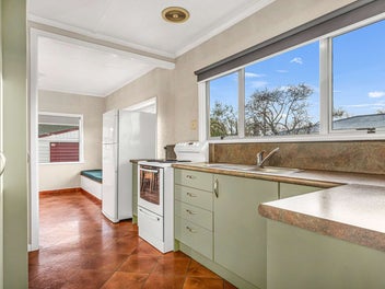 Great Potential in Prime Stoke Location!