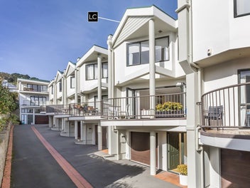 SUNNY, LIKE-NEW MT VIC GEM