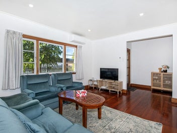 Wow in Town & Freehold Title!