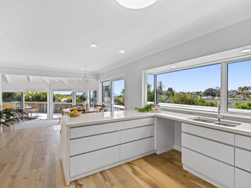 Sunny, Spacious & Sea Views - Red Beach