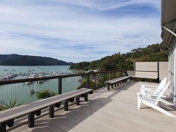 PANORAMIC WATERFRONT VIEWS AND ALL SEASONS-LIVING