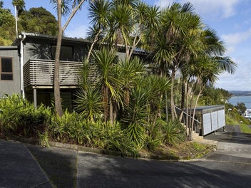 HARBOUR-VIEW - 4 BEDROOMS -WHANGAROA