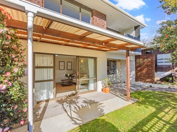 Sunny and Spacious 3-Bed Private Oasis with Garage