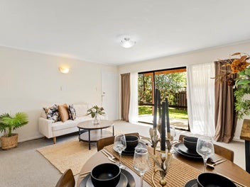 Sunny and Spacious 3-Bed Private Oasis with Garage