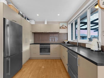 Freehold Entertainer in Top Location