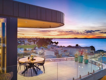 A harmony of light, space and sea
