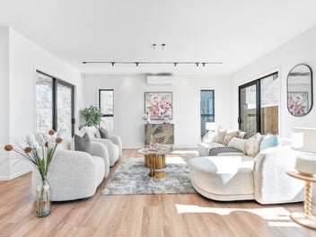Dual-Living with Stunning Mountain Views