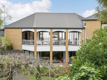 ENJOY ALL DAY SUN AT THE "REMUERA MEWS"