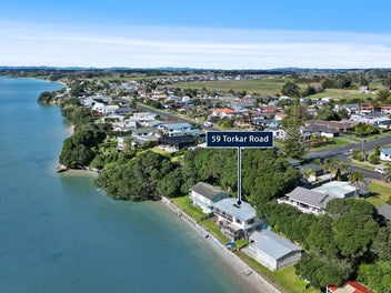 Stunning Kiwiana Beach Retreat - Paradise Awaits!