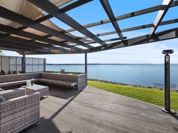 Beautiful Beach Front Living - Paradise Awaits!