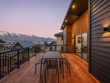 Brand New, Close to Town, Excellent Views