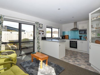 Sunshine & Easy Living in Ashmore Park