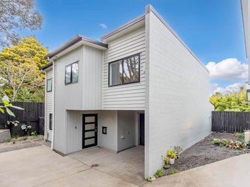 Modern Coastal Living in Mairangi Bay