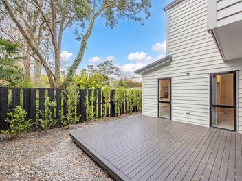 Modern Coastal Living in Mairangi Bay