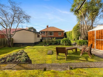 Well-presented brickie with a garage